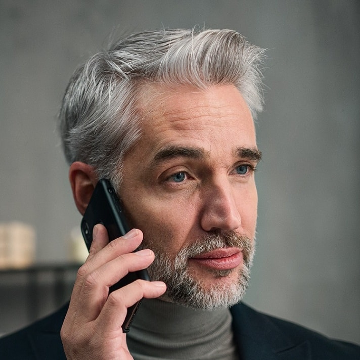 homme aux cheveux blancs au téléphone