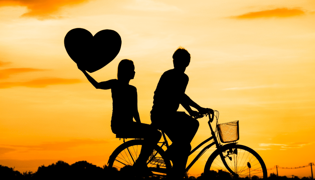 un couple sur un vélo