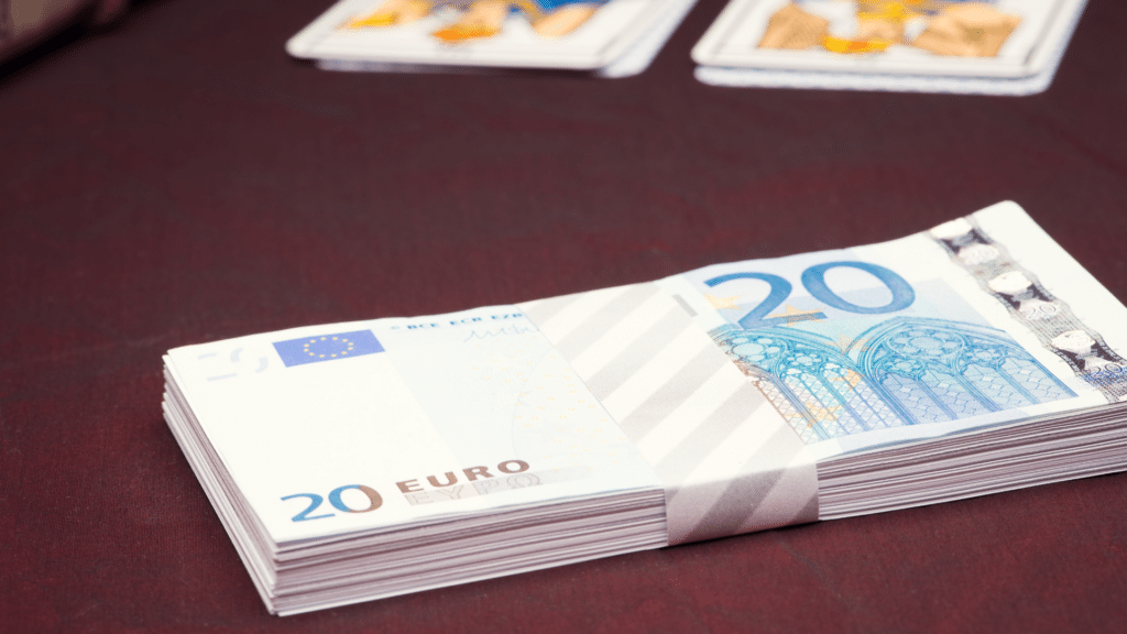 liasse de billet avec des cartes de voyance derrière