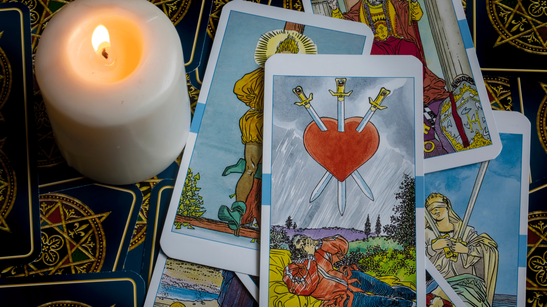Cartes de tarot sur une table pour répondre à des questions sur l'amour en voyance